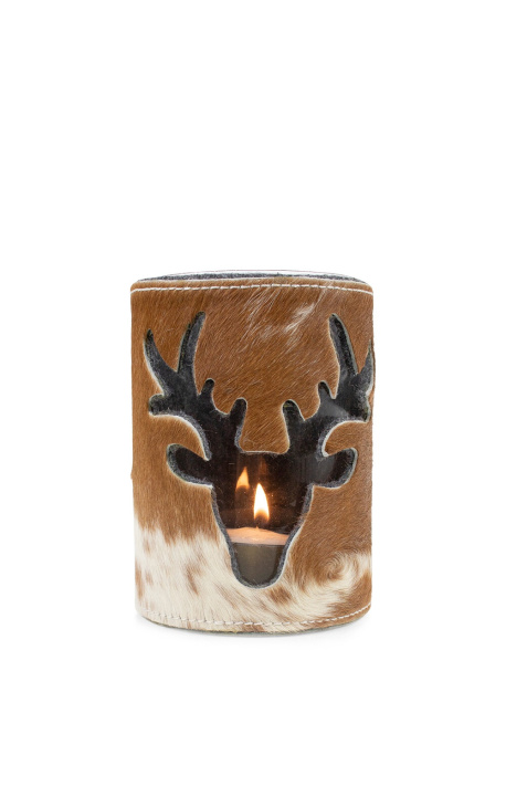 Porta espelmes de pell de vaca marró i blanca amb decoració de cérvol