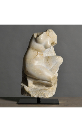Скулптура "Венера коленичила" върху черна метална опора