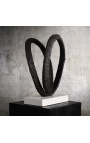 Skulptūra "Dvigubas juodas juostas" iš metalo ir balto marmuro