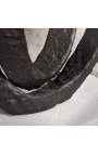 Escultura de "La cinta negra doble" en soporte de mármol blanco y metal