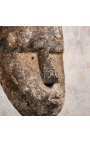 Groot beeld van houten masker Timor op standaard