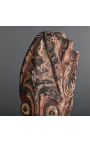Batak vyrezávaná drevená maska sochy leva na kovovom podstavci