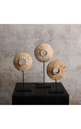 Conjunto de 3 pequeños discos de piedra en una base de metal