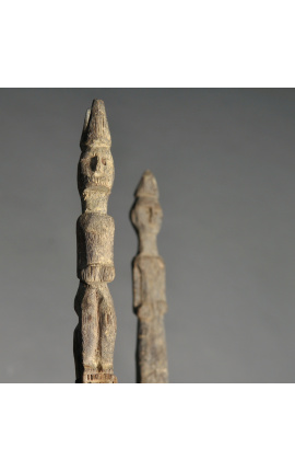 Estatua antigua de madera tallada a mano