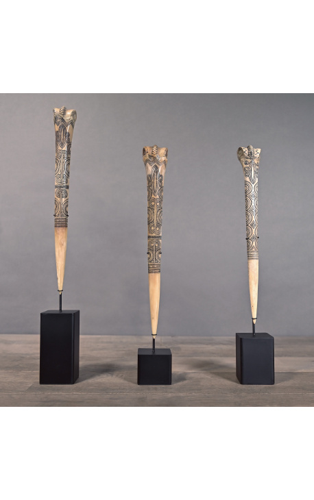 Conjunto de 3 dagas de Papúa en hueso tallado en una base