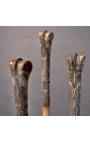 Sada 3 papuánských dýk z vyřezávané kosti na podstavci