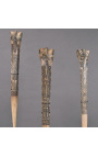 Set di 3 pugnali papuani in osso scolpito su base