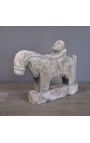 Rzeźbiący koń Sumba z piaskowca