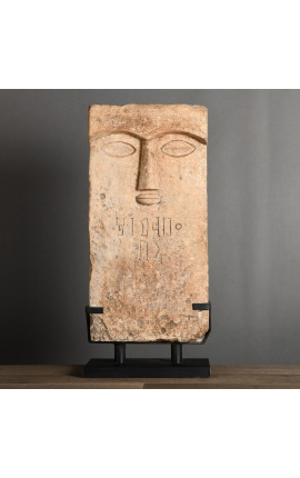 Didelė ikoniška stela akmenyje su ideogramomis