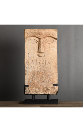 Grote iconische Stele in steen met ideogrammen