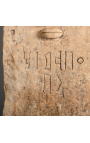 Didelė ikoniška stela akmenyje su ideogramomis