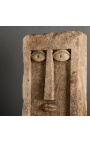 Голяма емблематична стела от камък "с гръцки нос"