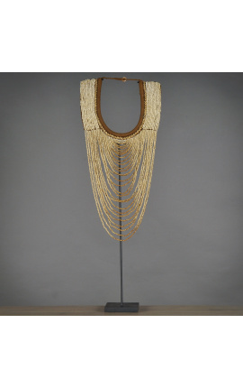 Ornamento del torso bianco dall'arcipelago indonesiano