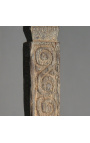 Rankomis raižyta medinė senovinė batono statula