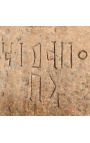 Grote iconische Stele in steen met ideogrammen