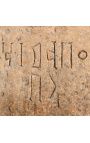 Velika ikonična stela iz kamna z ideogrami