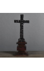 Crucifix "Memento Mori" med snidade svarta skallar