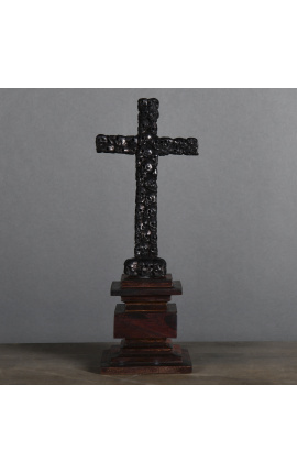 Crucifixo "Memento Mori" com caveiras negras esculpidas