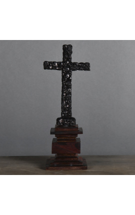 Kruzifix "Memento Mori" mit geschnitzten schwarzen Totenköpfen