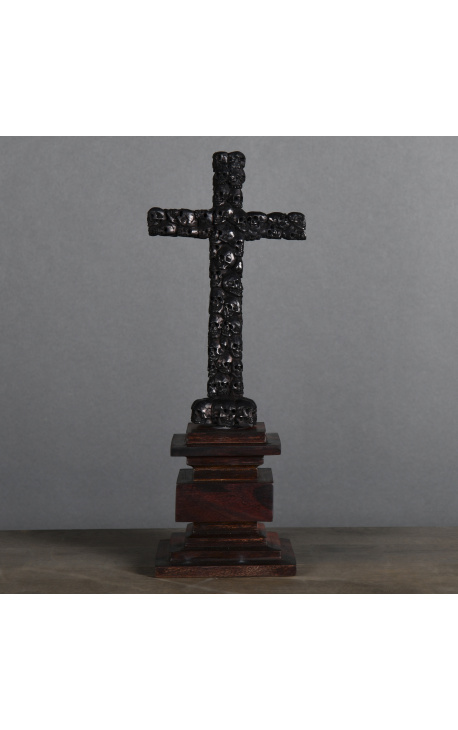 Crucifix "Memento Mori" amb calaveres negres tallades