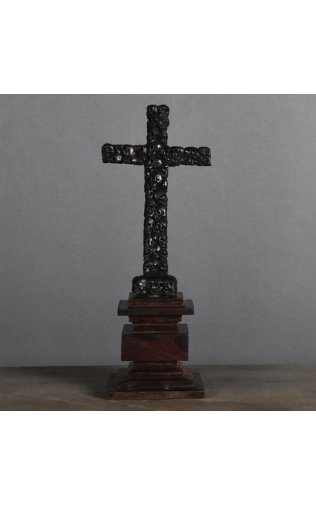 Crucifix "Memento Mori" aux crânes noirs sculptés