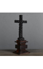 Crucifix "I nærheden af Memento Mori" med udskårne sorte kranier