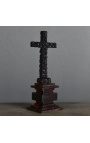 Križ "Memento Mori" z izklesanimi črnimi lobanjami