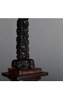 Križ "Memento Mori" z izklesanimi črnimi lobanjami