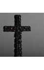 Kryžius "Memento Mori" su išraižytomis juodomis kaukolėmis
