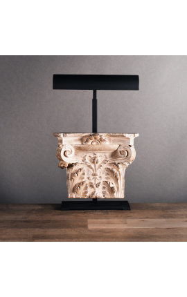 Sort lampe med korinthisk hoved dekoration