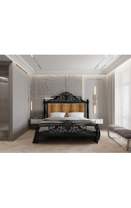 Barokinė lova su baltu gėlių rašto audiniu ir blizgia juoda mediena