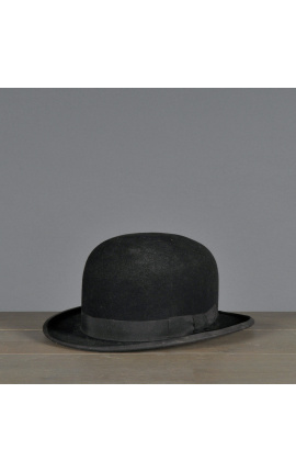 Bowler hattu musta