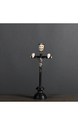 Crucifix (grootte M) "Memento Mori" in zwart hout, metaal en hoorn
