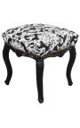 Baroko pėdsakas baltame gėlių audinyje ir juoda mediena - 5