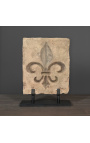 Stele "Fleur de Lys" i skulpterad sandsten