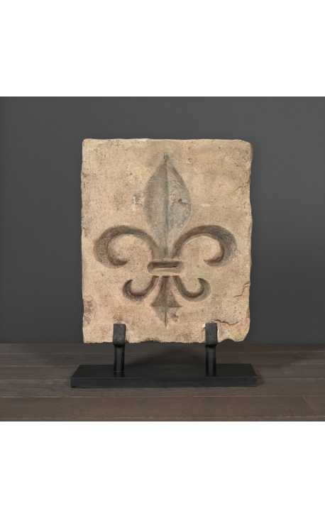 Stele "Fleur de Lys" i skulpterad sandsten