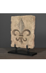 Stele "Fleur de Lys" i skulpterad sandsten