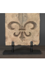 Stèle "Fleur de Lys" en pierre de sable sculpté