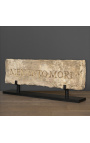 Stor romersk stele "Memento Mori" i skulpterad sandsten