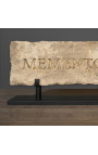 Grande estela romana "Memento Mori" em arenito esculpido