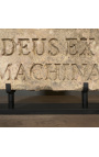 Grande estela romana "Deus Ex Machina" em arenito esculpido