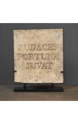 Grande stele romana "Audaces Fortuna Juvat" in arenaria scolpita