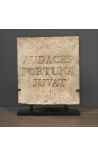Gran estela romana Audaces Fortuna Juvat en pedra sorrenca esculpida