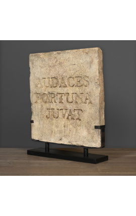 Grande estela romana &quot;Audaces Fortuna Juvat&quot; em arenito esculpido