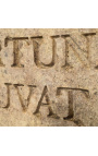 Stor romersk stele "Fortuna Juvat er" i skulpturert sandstein