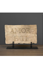 Grande estela romana "Amor Fati" em arenito esculpido