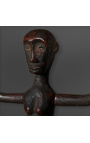 Drevený fetiš z Bornea na kovovom stojane