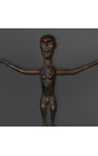 Drevený fetiš z Bornea na kovovom stojane