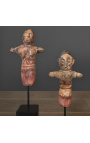 Bambola primitiva del Borneo in terracotta su supporto in metallo