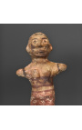 Bambola primitiva del Borneo in terracotta su supporto in metallo